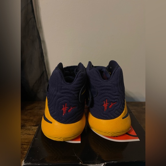 Nike Kyrie 2 “ Cavs “ - Picture 5 of 7